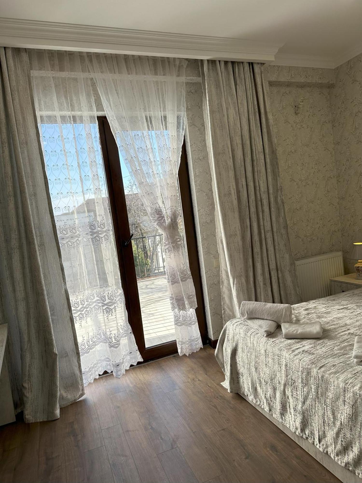 Three Palms Guest House Tbilisi Exterior foto