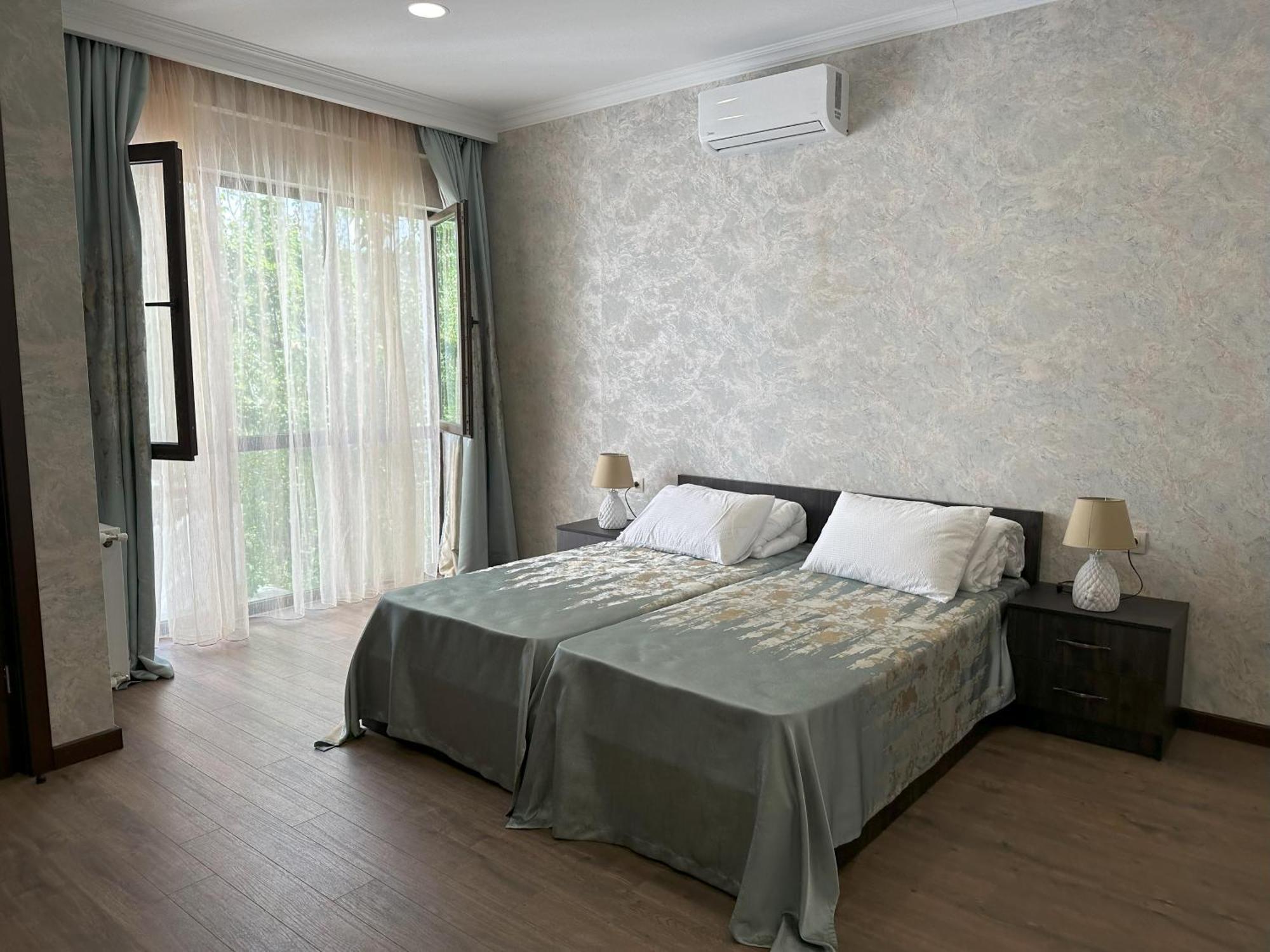 Three Palms Guest House Tbilisi Exterior foto